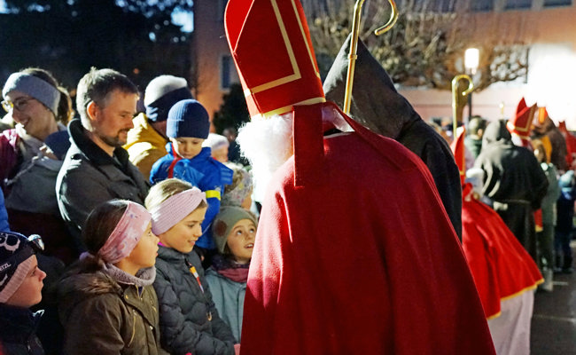 Tradition mit Bart und Bischofsstab: Der Klausauzug lässt Kinderaugen leuchten