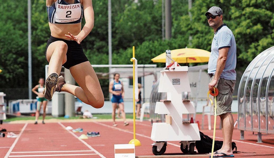 Lena Bischofberger überzeugt im Dreisprung und erzielt mit 10,57 m die SM-Limite.