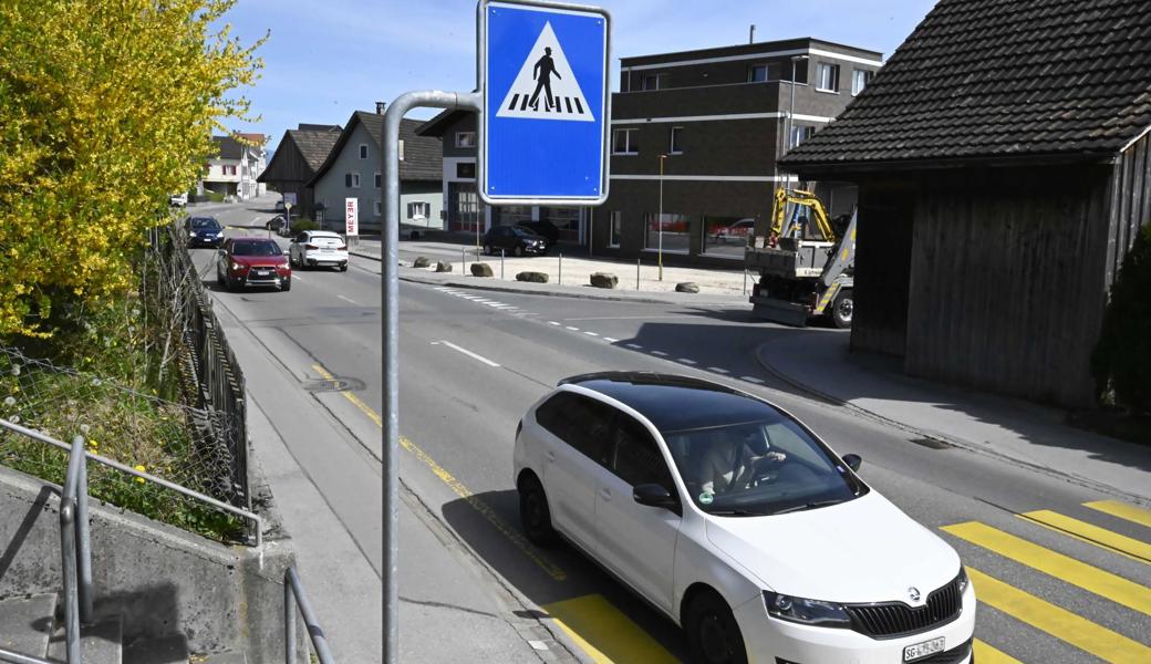Der Fussgängerstreifen im Vordergrund wird aufgehoben. Ebenfalls jener rechts ums Eck in der Feldwiesenstrasse (wo gerade der Lastwagen fährt) und jener, den man im Bildhintergrund hinter dem dunklen Auto erahnen kann. Dafür wird auf Höhe der Werbetafel ein neuer mit Mittelinsel markiert. Und das Trottoir wird über die Feldwiesenstrasse und weiter hinten auch über die Rietstrasse gezogen.
