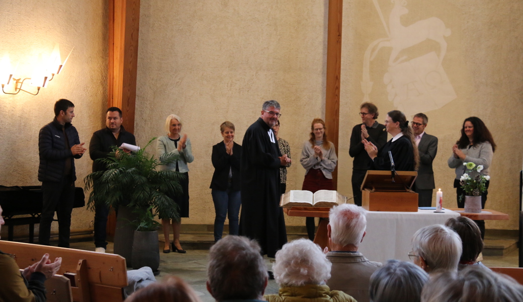 Hansueli Walt umgeben von seiner neuen Kirchenvorsteherschaft und Vize-Dekanin