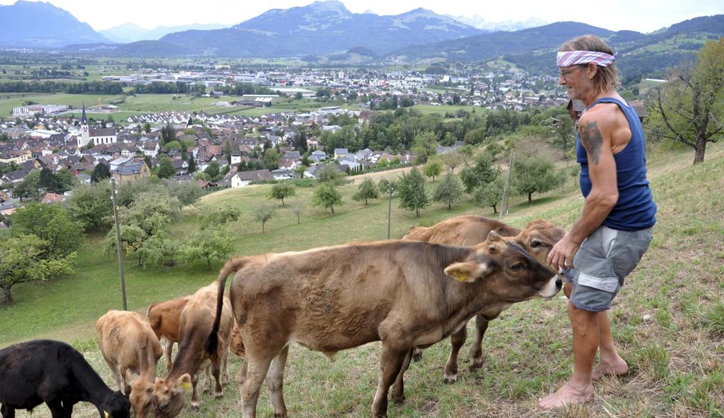 Werner Zuberbühler muss seine Tiere zusätzlich mit Vorräten füttern, weil das Gras auf der Wiese zu dünn ist.