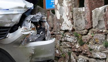 Nach Ausweichmanöver in Mauer gefahren