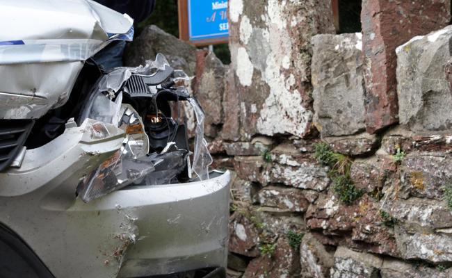 Nach Ausweichmanöver in Mauer gefahren
