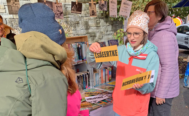 Ein rasantes Worträtsel weckt am Jahrmarkt den Ehrgeiz der Besucher