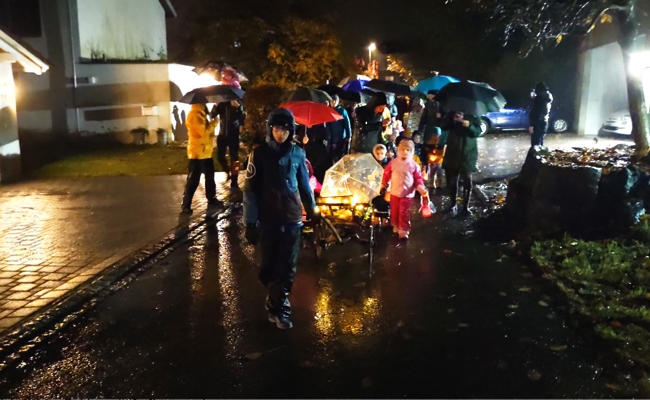 Kinder erlebten trotz des Regen einen schönen Räbalichtlimuzug
