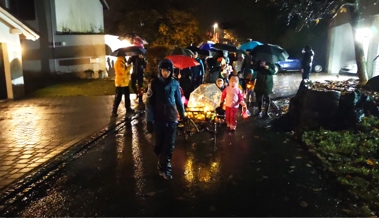 Kinder erlebten trotz des Regen einen schönen Räbalichtlimuzug