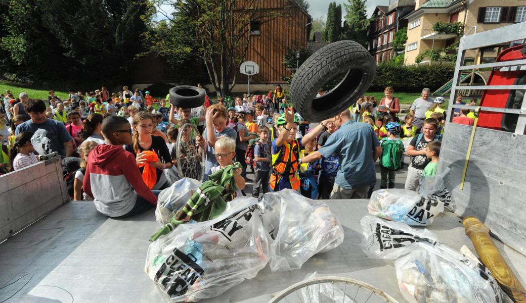 In Altstätten fanden die Kinder nicht nur Flaschen und Fetzli in den Windschutzstreifen, Bachborden und Hecken, sondern auch Altpneus und Velofelgen. 