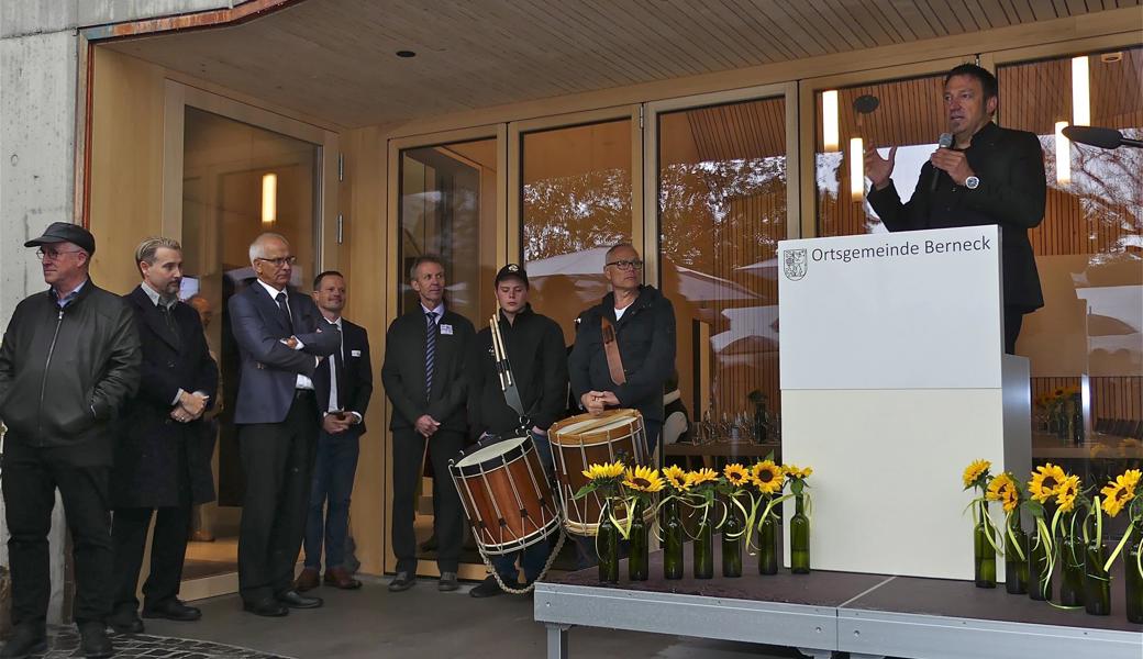 Architekt Carlos Martinez erklärte Idee und Plan, die hinter der Gestaltung des Haus des Weines stecken; unter den Zuhörern Daniel Fürst (Culinarium) Guido Seitz (Ortsgemeindepräsident), Bruno Seelos (Gemeindepräsident) und Stefan Hörner (Branchenverband St. Galler Wein), 2.-5. v.l.