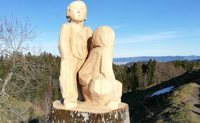 Kunst belebt toten Baum 