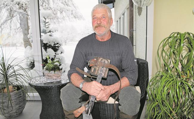 Ein Pensionierter klettert auf Bäume