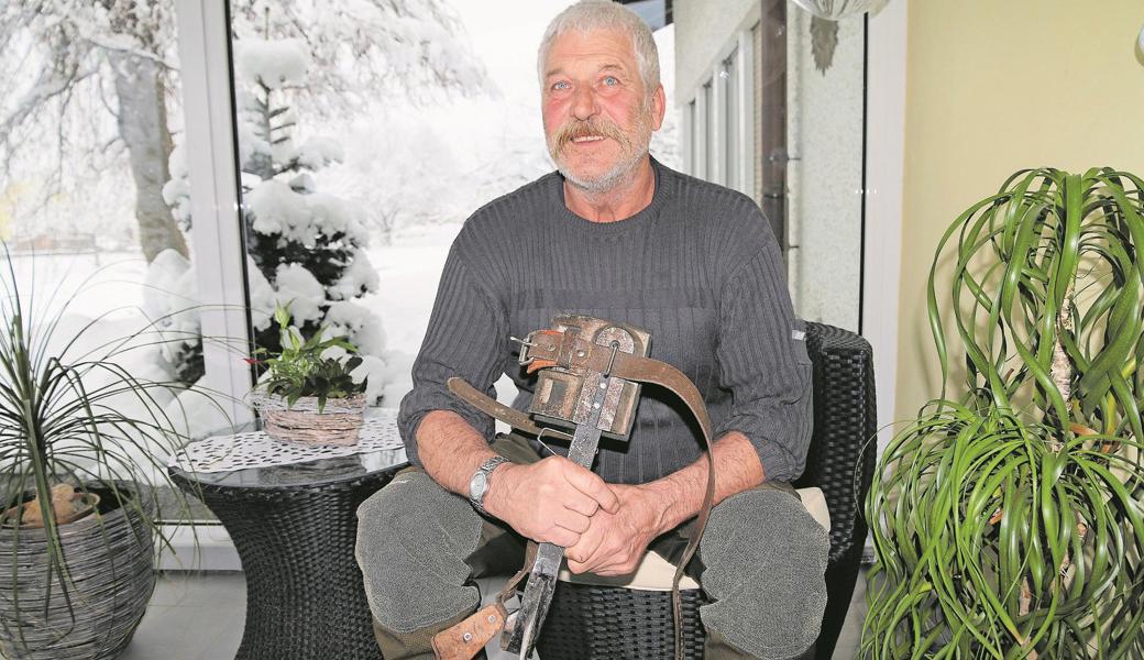 Ernst Frei hält das Steigeisen mit einem scharfkantigen Dorn in seinen Händen. Damit kann er flink auf  Bäume klettern. 