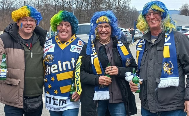 Mit blau-gelber Perücke zum Playoff-Halbfinal gegen Burgdorf – Farbe bekennen während der Fasnacht
