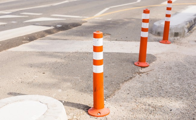 Nach Maturaball Pflöcke ausgerissen und auf Fahrbahn geworfen