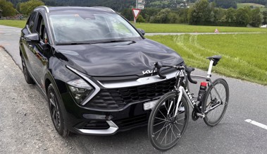 Crash auf der Kreuzung: Velofahrer verletzt sich bei Zusammenstoss mit Auto «eher schwer»