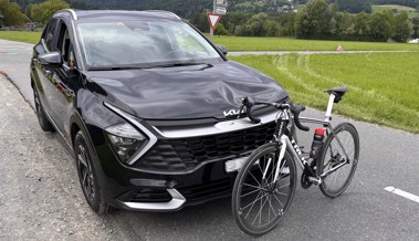 Crash auf der Kreuzung: Velofahrer verletzt sich bei Zusammenstoss mit Auto «eher schwer»