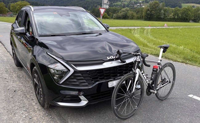 Crash auf der Kreuzung: Velofahrer verletzt sich bei Zusammenstoss mit Auto «eher schwer»