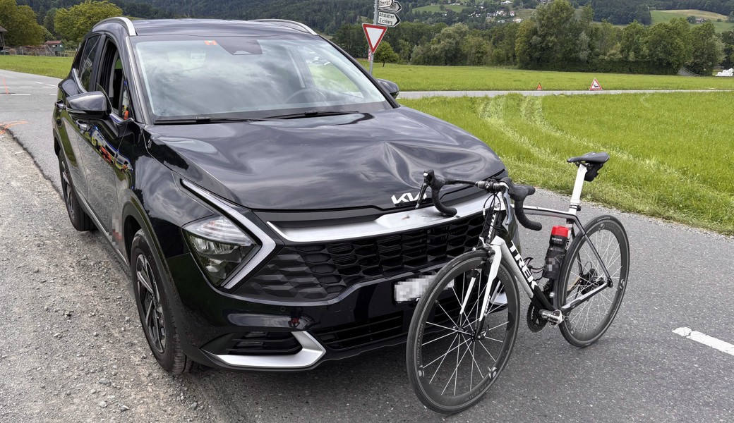 Crash auf der Kreuzung: Velofahrer verletzt sich bei Zusammenstoss mit Auto «eher schwer»