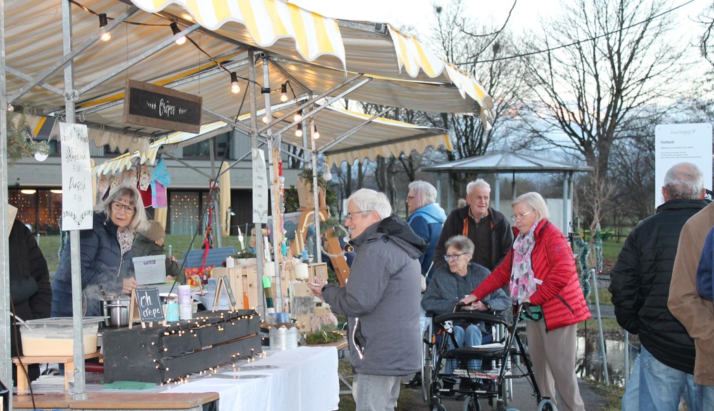 Stimmungsvolles Ambiente rund ums Huus Feldhof und selbstgefertigte Produkte an den Marktständen. Bild: ca