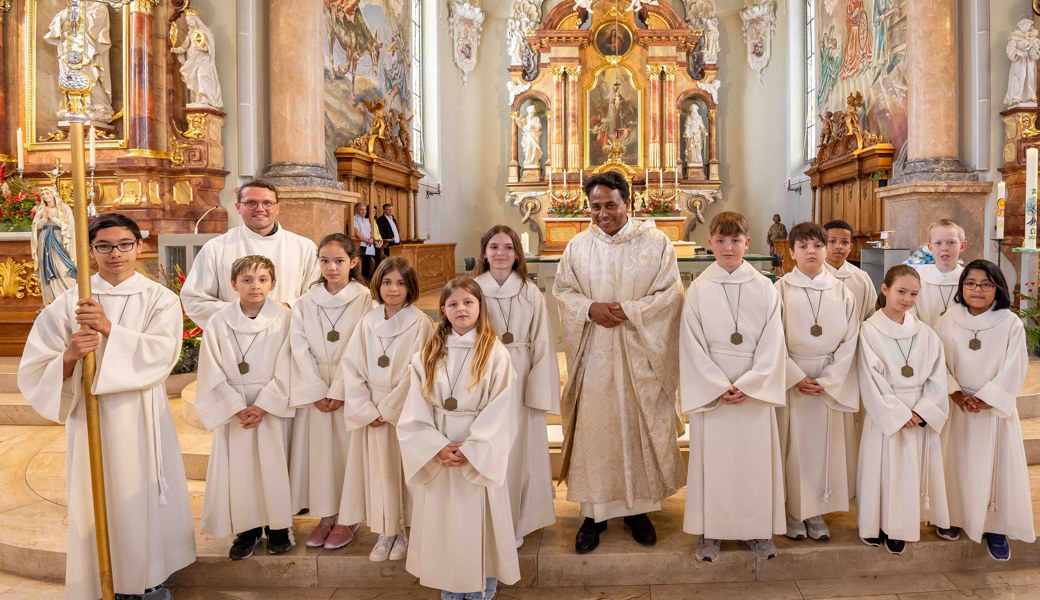 Mesmer Emanuel Frei mit Ministranten und Pfarrer Georg Changeth  (Foto Fredy Roth)