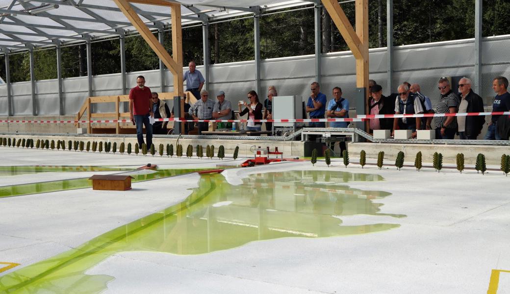 Das Modell des Drosselbauwerks in der Versuchshalle Obernach in Bayern. 