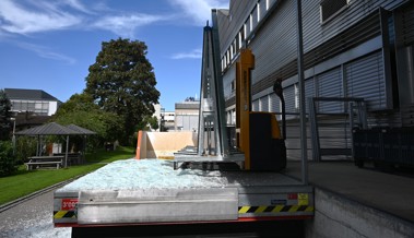 Arbeiter gerät unter herabstürzende Glasscheiben und muss ins Spital geflogen werden