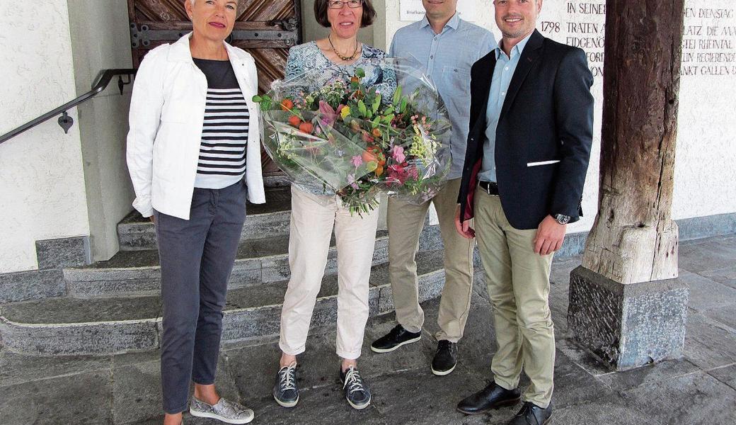 Von links: Annemarie Keel-Grüninger, Schulratspräsidentin; Erika Seitz, Schulsekretärin; Remo Ganther, Schulleiter; Bruno Seelos, Gemeindepräsident.