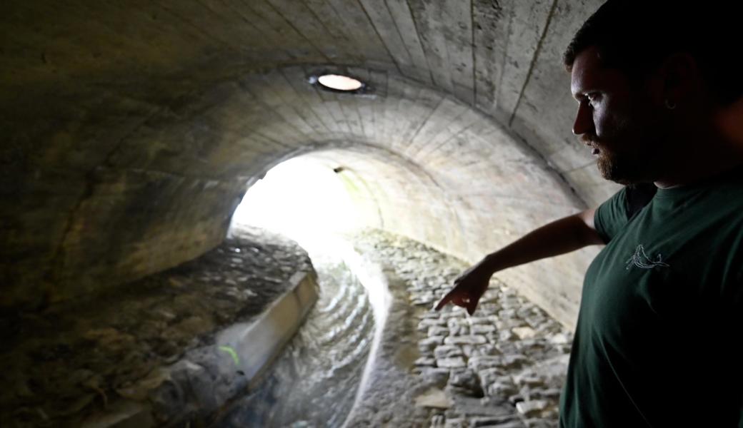 Im Durchlass unter dem Frauenhofplatz hindurch folgt der Brendenbach zwei Kurven. Deren Radien will man vergrössern, um dem Wasser das Durchfliessen des Durchlasses zu erleichtern, erklärt Sandro Büchel, der Projektleiter der Stadt Altstätten für die Hochwasserschutzprojekte.