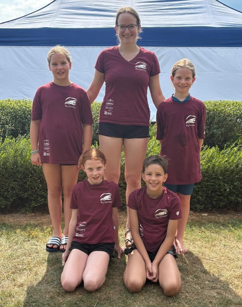 Kidsliga-Schwimmer mit Betreuerin (hinten v.l.): Julia Enenkel, Tereza Engler, Zora Brasi. Vorne (v.l.): Ronja Wüst, Samuel Schegg.