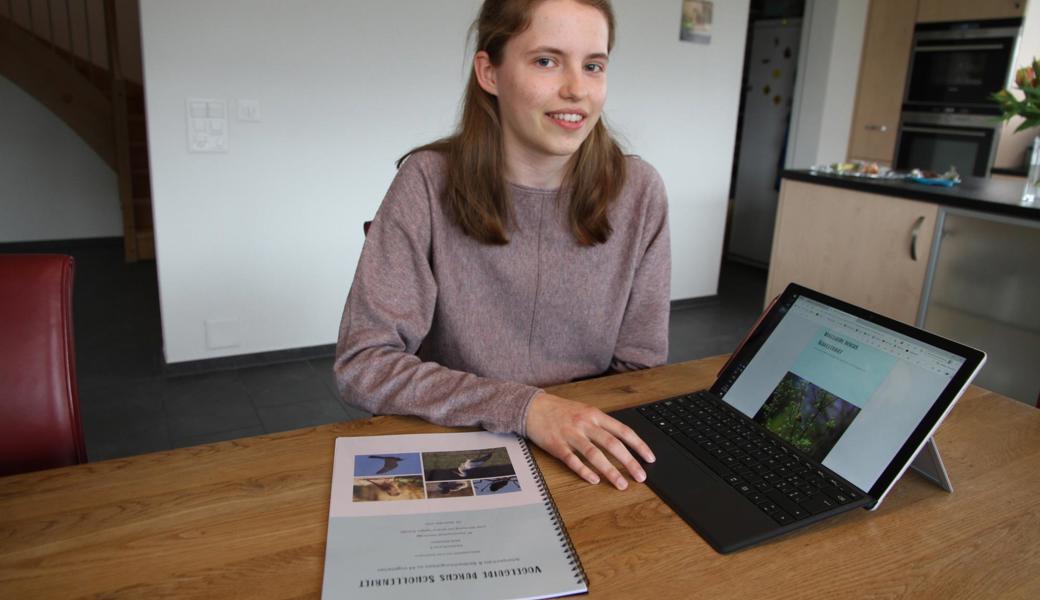 Lisa Greitmann zeigt den Aufbau ihres Nachschlagewerks. 