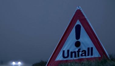 80-jährige Lenkerin erfasst Mutter und Kind bei Supermarktausfahrt – beide verletzt