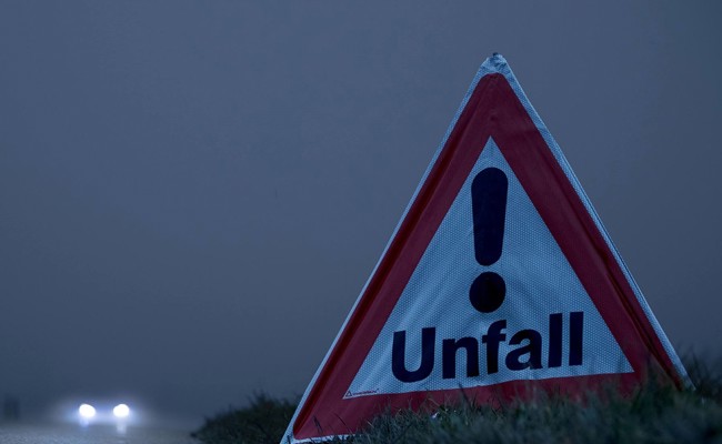 80-jährige Lenkerin erfasst Mutter und Kind bei Supermarktausfahrt – beide verletzt