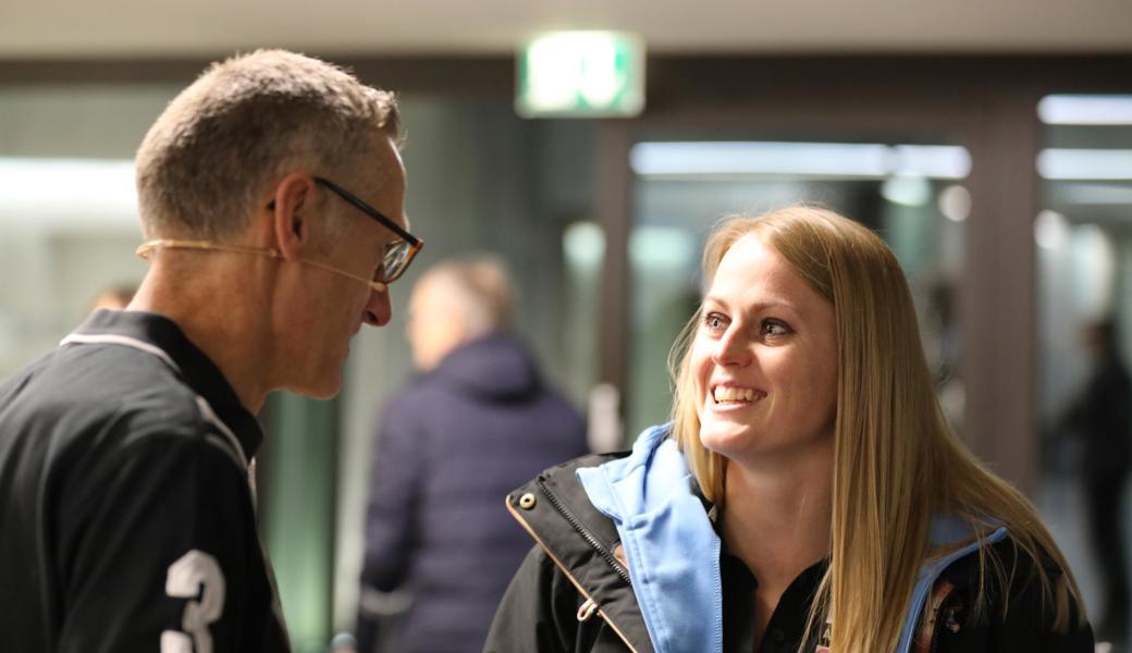 Moderator Alexander Schawalder begrüsst die Sportlerin des Jahres, Lea Herrsche.