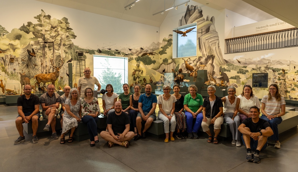 Teilnehmende und Kursleitende des Vogelgrundkurses von Pro Riet beim Abschlussabend im Naturmuseum St. Gallen – mit neuen Vogelarten im Kopf und Naturbegeisterung im Herzen.