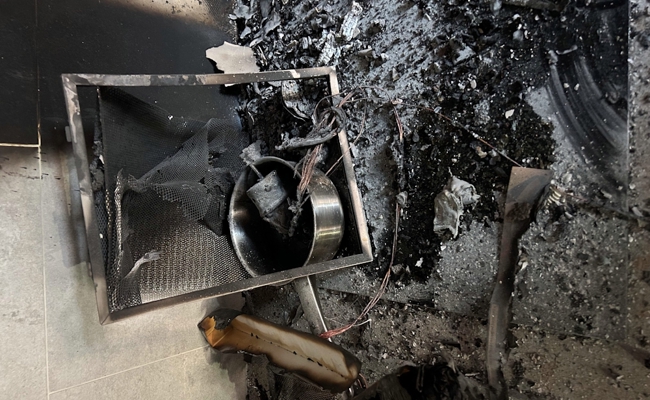 Küchenbrand wegen vergessener Pfanne: Mieter löscht Feuer selbst, Wohnung unbewohnbar