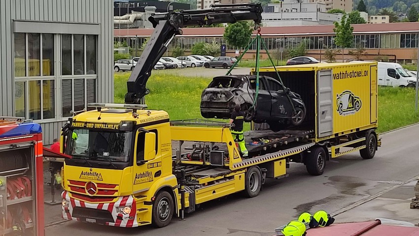 Das ausgebrannte Auto wird abtransportiert. 