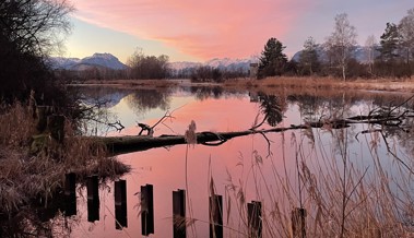 Still ruht der See, malerisch eingerahmt von einer farbenprächtigen Kulisse