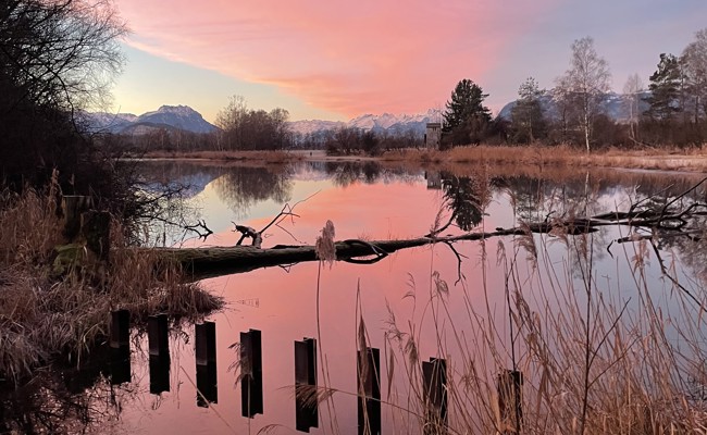Still ruht der See, malerisch eingerahmt von einer farbenprächtigen Kulisse