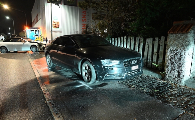 66-Jähriger Mann verursacht Autounfall und flüchtet zu Fuss