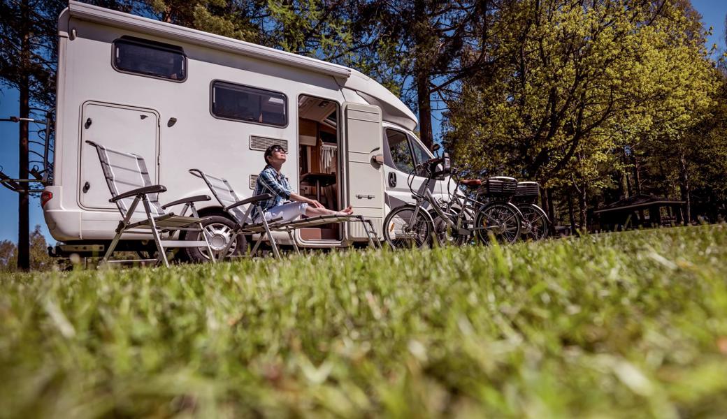 In den eigenen vier Wänden unterwegs zu sein, ist beliebt. Wie hier auf dem Bild machen auch beim Baggersee zwischen Kriessern und Montlingen immer mehr Camper Halt, um einige schöne Tage zu geniessen und den einen oder andern Ausflug mit dem Velo zu machen.