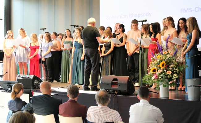 35 Schülerinnen und Schüler feiern ihren FMS-Abschluss mit Musik und Gesang