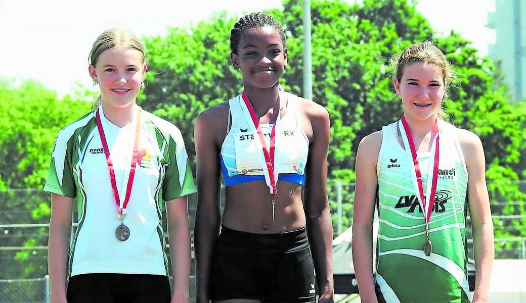 Die Balgacherin Elena van der Maat (links) holte im Kugelstossen Silber. Gold ging an Joy Chika Anyamele vom LC Zürich, Bronze holte Larissa Utzinger vom LV Albis.