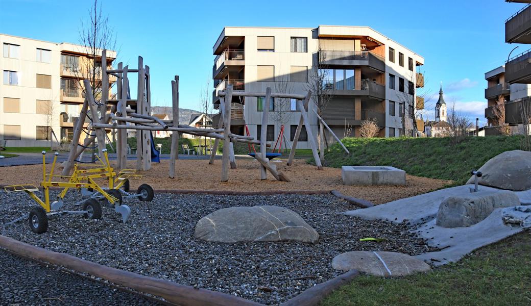 Auf der ehemaligen Industriefläche der Menzi Muck Gruppe ist der urban gestaltete Menzipark entstanden. Er könnte so ähnlich auch in einer Zürcher Agglomeration stehen.