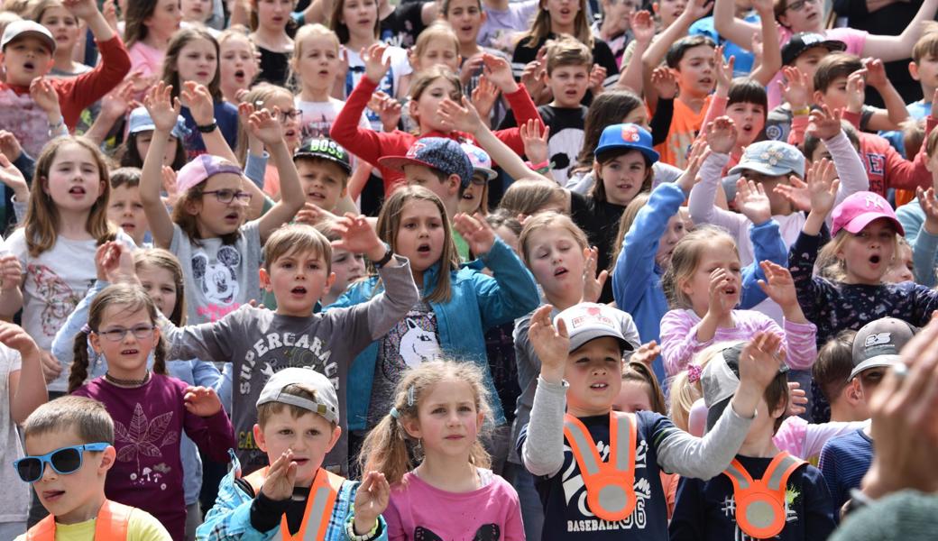 Die Kriessner Schulkinder singen ihren neuen Schulhaussong.