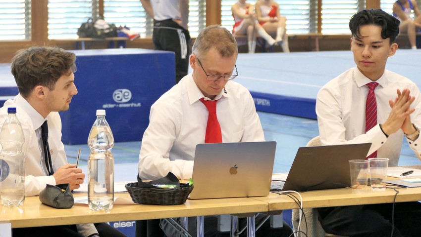 Der frühere TZR-Turner Sam-Maximilian Wibawa (links) war am Rheintalcup als Kampfrichter tätig.