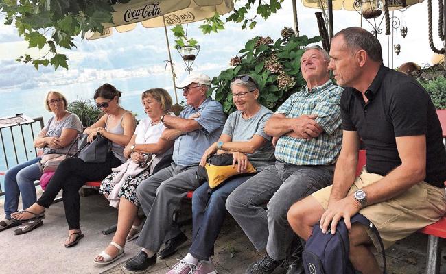 Sortengarten mit vielen verschiedenen Traubensorten besichtigt