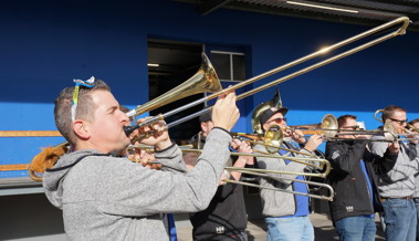 11.11 Uhr und ein paar Minuten: Im Dorf startet die Fasnacht mit Guggenmusik und «Polonäse»