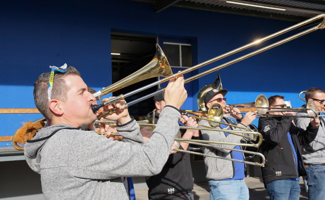 11.11 Uhr und ein paar Minuten: Im Dorf startet die Fasnacht mit Guggenmusik und «Polonäse»