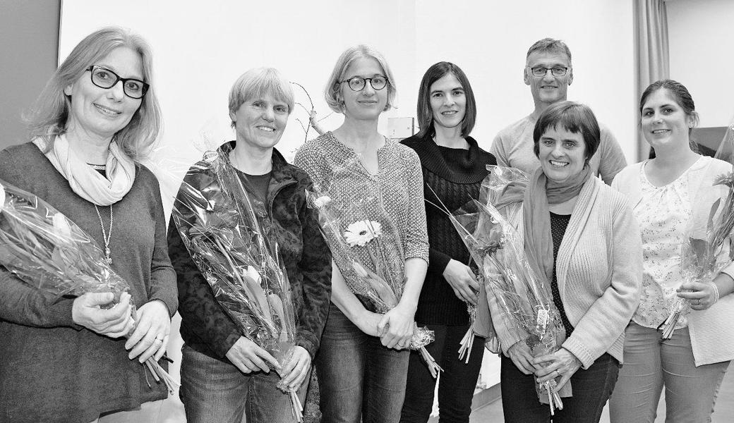 Von links: Claudia Zellweger (25 Jahre), Irene Schweizer (20 Jahre), Karin Buschor (10 Jahre), Sandra Bucher (10 Jahre), Urs Felber (20 Jahre), Corona Cecchinato (35 Jahre) und Dajana Städler (10 Jahre). Bild: pd