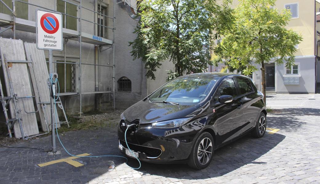 Das neue Elektroauto befindet sich auf dem Mobility-Parkplatz beim Balmerhaus.