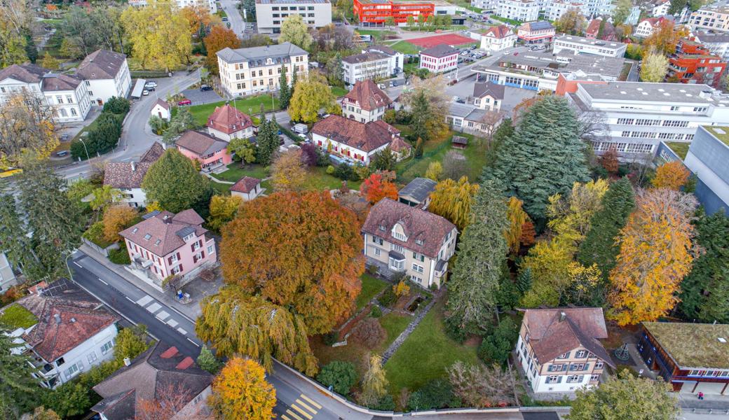 Die Villa Stadler liegt inmitten einer weitläufigen Parkanlage. Direkt dahinter (leicht links) befindet sich die Weinkellerei Haubensak.